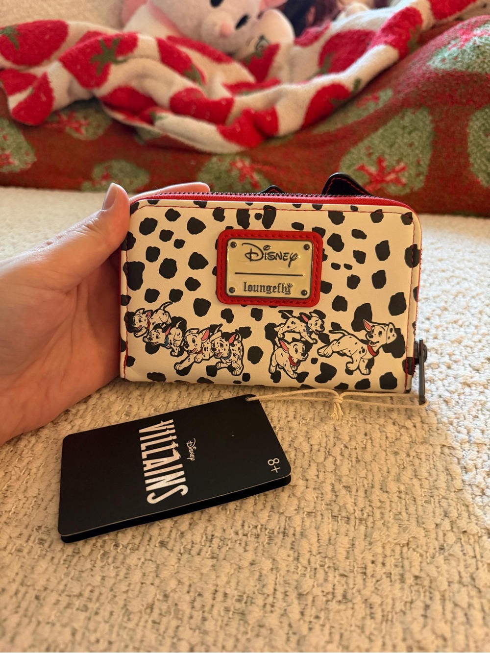 Loungefly Disney Villains Cruella Cream and Black Zip Wallet - Picture 2 of 3